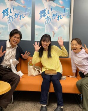 Katsunori Takahashi Instagram - お父ちゃんの夢、ちび舞とした約束をずっと楽しみに、その夢叶えるためにも頑張ってきたお父ちゃん。
でも娘の気持ちは止められない。。

さぁ、明日どうなるんやろ❗️

しかし2枚目の写真、
前室のソファ、
散らかりすぎや❗️ 
みんな、自分の部屋か❗️ って、たしかに長時間いるからねぇ。。

#朝ドラ
#NHK
#連続テレビ小説
#舞いあがれ
#福原遥
#永作博美
#高橋克典
#東大阪
#ものづくり
