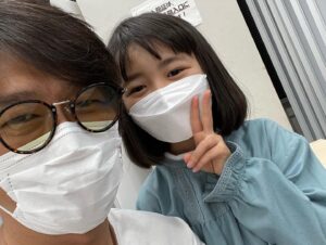 Katsunori Takahashi Instagram - リハーサル室での一コマ。
僕らもその役を任されると言うことは大変なこと。僕はデビュー29年でやっと。

とにかく、、

ものすごい人数の中から選びぬかれて、ここにいる子達は、やはり凄い子たちだなと、
稽古の時に実感する。

魅力と実力を兼ね備えた子供たち。

特にうちの子たちは凄い❗️
なんてさらに親バカも入ってる。笑

しかもこういう場合、浩太とめぐみ（僕と永作博美さん）に似ていないとならないし、

遥ちゃんと横山くんに成長しそうなタイプじゃないとならないわけで❗️
舞はもしかしたら少しおばあちゃん似なのかもしれないねー。
本編には出てこない浩太のお父さん似なのかも。
でも笑った目はちょっと似てる。
岩倉舞役
浅田芭路（はろ）ちゃんと
岩倉浩太役
海老塚幸穏（さいおん）くん。

仏壇に飾ってあっためぐみさんのお父さんの遺影はめぐみさんによく似てる、とか、キャスティングの妙。
そこらへんの作りも丁寧で。

悠人のことをもう少しかまってやればよかった。
ついつい体の弱い舞に意識がいきすぎて。

#朝ドラ　#舞いあがれ
#岩倉舞　#浅田芭路
#岩倉悠人　#海老塚幸穏
＃岩倉めぐみ　＃永作裕美
＃岩倉浩太　＃高橋克典