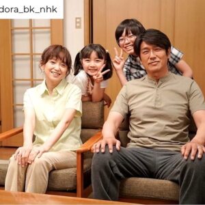Katsunori Takahashi Instagram - リハーサル室での一コマ。
僕らもその役を任されると言うことは大変なこと。僕はデビュー29年でやっと。

とにかく、、

ものすごい人数の中から選びぬかれて、ここにいる子達は、やはり凄い子たちだなと、
稽古の時に実感する。

魅力と実力を兼ね備えた子供たち。

特にうちの子たちは凄い❗️
なんてさらに親バカも入ってる。笑

しかもこういう場合、浩太とめぐみ（僕と永作博美さん）に似ていないとならないし、

遥ちゃんと横山くんに成長しそうなタイプじゃないとならないわけで❗️
舞はもしかしたら少しおばあちゃん似なのかもしれないねー。
本編には出てこない浩太のお父さん似なのかも。
でも笑った目はちょっと似てる。
岩倉舞役
浅田芭路（はろ）ちゃんと
岩倉浩太役
海老塚幸穏（さいおん）くん。

仏壇に飾ってあっためぐみさんのお父さんの遺影はめぐみさんによく似てる、とか、キャスティングの妙。
そこらへんの作りも丁寧で。

悠人のことをもう少しかまってやればよかった。
ついつい体の弱い舞に意識がいきすぎて。

#朝ドラ　#舞いあがれ
#岩倉舞　#浅田芭路
#岩倉悠人　#海老塚幸穏
＃岩倉めぐみ　＃永作裕美
＃岩倉浩太　＃高橋克典