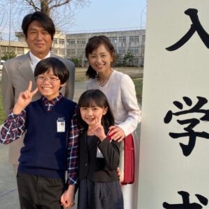 Katsunori Takahashi Instagram - 「舞いあがれ」
クランクインは
2022年3月！
まだ桜の季節だったなぁ。
これは岩倉家のどこかに飾ってある、
舞の小学校の入学式の写真♪
家族の記憶♪

#舞いあがれ ＃舞いあがれ東大阪
#朝ドラ　#NHK
#浅田はろちゃん 
#福原遥
#高橋克典
