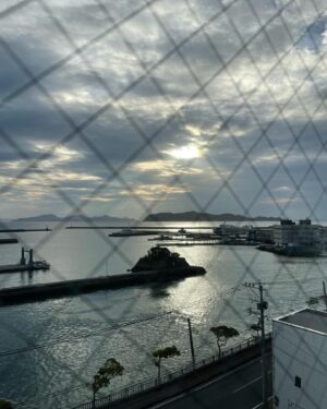 Katsunori Takahashi Instagram - もはや懐かしい。
僕はわずか一泊二日で行った五島ロケ。
朝早く目が覚めたので、
ホテル周りを歩いてみた

辺りはまるで陽だまり。

風の音だけ。