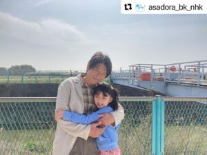 Katsunori Takahashi Instagram - #Repost @asadora_bk_nhk with @use.repost
・・・
いい写真だったのでNHK大阪さんのインスタ、リポストさせていただきました。
いい写真がいっぱい。

飛行機は大好きだけど、お父ちゃんはもっと大好き！な舞ちゃんです。

#高橋克典 #浅田芭路 #飛行機 #朝ドラ #舞いあがれ #オフショット