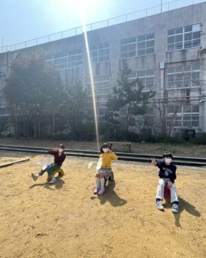 Katsunori Takahashi Instagram - 「舞いあがれ」
第3週　金曜日

子どもたちとは今日でおわかれ。。。
みんな本当に素晴らしいシーンをありがとう。
今日のシーン、実はクランクインから数日目、
あの頃まだ寒かったね。
太陽の光が暖かくて。
考えてみたら、こんな時代の中でそんなドラマになれたらいいね。。。
舞、遥人、たかしくん、くるみちゃん、、。
ありがとう。。。
そしてついに登場、
本当にそのまま大きくなったみたいな、とってもかわいい18歳の舞😍
ちゃんと変わらず、心に寄り添える作りになっています。
お楽しみに。