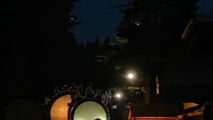 Katsunori Takahashi Instagram - まるで森の奥から生き物のように現れ出でたる大きな大きな太鼓たち。

太鼓の上には何人もの男達が跨り、
五穀豊穣を願うこの米作の地、
長いバチで神様へ届けとばかりに
雨乞いの太鼓を打ち鳴らします。

以前何かの動画で見たそれはなんだかバチャバチャとあまりいい印象がなかったのですが、

実際見ると大違い。

太鼓のリズムも、お囃子の旋律も
勇壮、且つ　どこかなんとも穏やかで

夏の夕暮れに涼。
夜店もひとつもない。
次第に宵闇に包まれてとても素敵です
行列の奥から、太鼓はゆっくりゆっくり近づいてきます。

太鼓を引っ張るトラクター…
まぁコレはコレで農村に今尚残るリアルな風情か😊昔は牛だったのだろう

あたりがすっかり暮れる頃、行列は神社に到着

鳥居の奥の灯りに誘われるように入ってゆくと、、

なんとも神秘的。。。
夢の中に迷い込んだような気分。
サイコーの夏の夕暮れ。

ぜひ一度✨✨✨✨✨

The large drums emerge as if they were living creatures from deep within the forest.
On top of the drums, several men sit astride, striking them with long sticks as if delivering the sound to the gods.

In a video I once saw, the drums seemed rather chaotic and didn't leave a good impression, but seeing them in person is a completely different experience.

The rhythm of the drums and the melody of the festival music are both majestic and somehow very calming.

It cools the summer evening.

Gradually enveloped by the twilight, it is truly beautiful.

Slowly, slowly, they draw near.

The tractors pulling the drums...

Well, this too is a real charm that still remains in rural villages. 😊

In the past, it was probably oxen.

As night falls completely, the procession arrives at the shrine.

Drawn by the lights beyond the torii gate, we enter...

It's truly mystical...

It feels like wandering into a dream.

It really feels like a world straight out of a Studio Ghibli film.

The best summer evening.

Definitely worth experiencing at least once.