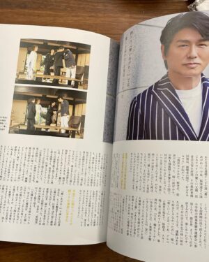 Katsunori Takahashi Instagram - ベストファーザー賞
芸能部門でいただきました！

今年は朝ドラでのお父ちゃん、浩太さんのおかげでこの賞いただいたのは間違いありません。

だって実際の僕はと言えば、
子供が産まれて、育休をとり、できることはやってきた。

子供が産まれ、妻への感謝、
僕にも、心がもう一つあったのかと思うくらいの家族への愛情はずっと変わらないんだけど、

僕にとってモデルケースがない父親像。
一生懸命父親やってはいるけれど、
あー、なんでこれっぽっちなんだろう、
なぜこんなことしか言えないんだろう、などと

未だ試行錯誤、格闘の日々で、
ベストファーザーなわけがない。笑

がんばれ❗️との激励賞と受け止め、ありがたく。

ありがとうございます😊

そして、ベストスマイル賞😀、

これ嬉しい。若い頃は笑顔がいいと言われるのが嫌で、。笑

でも最近は大事なことだなと、
なんの抵抗もなくなってきて。
笑顔に勝るものはないよね。
どんな時でも。
でもこれもきっと浩太さん効果も。こんな時代だから、毎朝お茶の間にお邪魔する朝ドラでは、優しく温かいお父さんでいたかったので。俳優としても嬉しい。

そしてベストネクタイスト賞、といただいて、、、。

いつも役作りの時、その役の性質やシーンごとに、
ネクタイと格闘してるから、これもとても嬉しいです。

なんだか身に余る光栄でございます。関係者の皆様ありがとうございます。

これを励みに、今まで通り生き、さらに今だからこそ、
自分にできること、探していきます。
ありがとうございました。