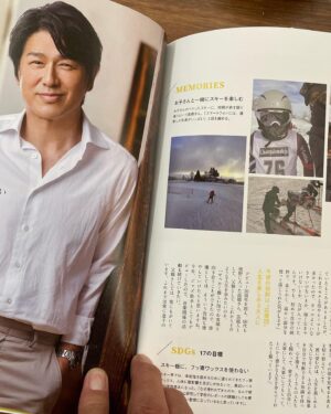 Katsunori Takahashi Instagram - ベストファーザー賞
芸能部門でいただきました！

今年は朝ドラでのお父ちゃん、浩太さんのおかげでこの賞いただいたのは間違いありません。

だって実際の僕はと言えば、
子供が産まれて、育休をとり、できることはやってきた。

子供が産まれ、妻への感謝、
僕にも、心がもう一つあったのかと思うくらいの家族への愛情はずっと変わらないんだけど、

僕にとってモデルケースがない父親像。
一生懸命父親やってはいるけれど、
あー、なんでこれっぽっちなんだろう、
なぜこんなことしか言えないんだろう、などと

未だ試行錯誤、格闘の日々で、
ベストファーザーなわけがない。笑

がんばれ❗️との激励賞と受け止め、ありがたく。

ありがとうございます😊

そして、ベストスマイル賞😀、

これ嬉しい。若い頃は笑顔がいいと言われるのが嫌で、。笑

でも最近は大事なことだなと、
なんの抵抗もなくなってきて。
笑顔に勝るものはないよね。
どんな時でも。
でもこれもきっと浩太さん効果も。こんな時代だから、毎朝お茶の間にお邪魔する朝ドラでは、優しく温かいお父さんでいたかったので。俳優としても嬉しい。

そしてベストネクタイスト賞、といただいて、、、。

いつも役作りの時、その役の性質やシーンごとに、
ネクタイと格闘してるから、これもとても嬉しいです。

なんだか身に余る光栄でございます。関係者の皆様ありがとうございます。

これを励みに、今まで通り生き、さらに今だからこそ、
自分にできること、探していきます。
ありがとうございました。