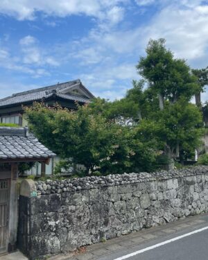Katsunori Takahashi Instagram - もはや懐かしい。
僕はわずか一泊二日で行った五島ロケ。
朝早く目が覚めたので、
ホテル周りを歩いてみた

辺りはまるで陽だまり。

風の音だけ。