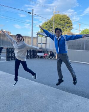 Katsunori Takahashi Instagram - 今朝のツラいシーンを撮った日に。

舞とふざけて撮った。

日本中の人が大変な時期やった。
今もそうやね。
皆さんが元気にいてくれることを心から願う。
年内、あと少し。
