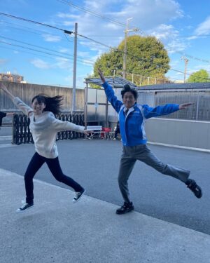 Katsunori Takahashi Instagram - 今朝のツラいシーンを撮った日に。

舞とふざけて撮った。

日本中の人が大変な時期やった。
今もそうやね。
皆さんが元気にいてくれることを心から願う。
年内、あと少し。
