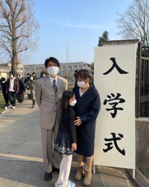Katsunori Takahashi Instagram - 「舞いあがれ」
第3週　金曜日

子どもたちとは今日でおわかれ。。。
みんな本当に素晴らしいシーンをありがとう。
今日のシーン、実はクランクインから数日目、
あの頃まだ寒かったね。
太陽の光が暖かくて。
考えてみたら、こんな時代の中でそんなドラマになれたらいいね。。。
舞、遥人、たかしくん、くるみちゃん、、。
ありがとう。。。
そしてついに登場、
本当にそのまま大きくなったみたいな、とってもかわいい18歳の舞😍
ちゃんと変わらず、心に寄り添える作りになっています。
お楽しみに。