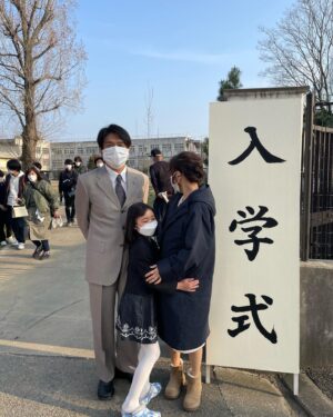 Katsunori Takahashi Instagram - 「舞いあがれ」
第3週　金曜日

子どもたちとは今日でおわかれ。。。
みんな本当に素晴らしいシーンをありがとう。
今日のシーン、実はクランクインから数日目、
あの頃まだ寒かったね。
太陽の光が暖かくて。
考えてみたら、こんな時代の中でそんなドラマになれたらいいね。。。
舞、遥人、たかしくん、くるみちゃん、、。
ありがとう。。。
そしてついに登場、
本当にそのまま大きくなったみたいな、とってもかわいい18歳の舞😍
ちゃんと変わらず、心に寄り添える作りになっています。
お楽しみに。