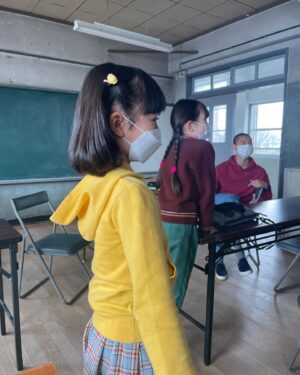 Katsunori Takahashi Instagram - 「舞いあがれ」
第3週　金曜日

子どもたちとは今日でおわかれ。。。
みんな本当に素晴らしいシーンをありがとう。
今日のシーン、実はクランクインから数日目、
あの頃まだ寒かったね。
太陽の光が暖かくて。
考えてみたら、こんな時代の中でそんなドラマになれたらいいね。。。
舞、遥人、たかしくん、くるみちゃん、、。
ありがとう。。。
そしてついに登場、
本当にそのまま大きくなったみたいな、とってもかわいい18歳の舞😍
ちゃんと変わらず、心に寄り添える作りになっています。
お楽しみに。