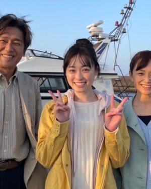 Katsunori Takahashi Instagram - 「舞いあがれ」
第3週　金曜日

子どもたちとは今日でおわかれ。。。
みんな本当に素晴らしいシーンをありがとう。
今日のシーン、実はクランクインから数日目、
あの頃まだ寒かったね。
太陽の光が暖かくて。
考えてみたら、こんな時代の中でそんなドラマになれたらいいね。。。
舞、遥人、たかしくん、くるみちゃん、、。
ありがとう。。。
そしてついに登場、
本当にそのまま大きくなったみたいな、とってもかわいい18歳の舞😍
ちゃんと変わらず、心に寄り添える作りになっています。
お楽しみに。