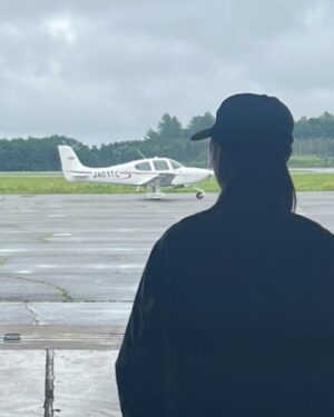 Katsunori Takahashi Instagram - 舞、訓練の日々はどんな想いしてるんやろ。

ずいぶん長いこと会うてへんしこのところ連絡もほとんどない。
けど舞のことやからきっと頑張ってるんやろなぁ。
いろんなこと感じながら過ごしてるはずや。
舞も僕らに頼らず頑張ってるんやろから僕らも心配は我慢せなあかん。
こっちはばんばもお母ちゃんも工場のみんなも、
…悠人も、元気や。
みんな舞を大好きで、
みんないつも応援してるで。

日々はこの小さいネジみたいなもんやなぁ。
一つ一つ心込めて作って、何かを繋ぎ合わせたり、それがたくさん寄せ集まって、大きなものができてゆく。
一つ一つのこと一生懸命やって、一歩一歩歩いていけばきっと夢に近づける。
もし夢が叶わないことがあったとしても、精一杯やればその日々に後悔はない。