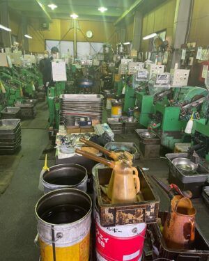 Katsunori Takahashi Instagram - 撮影をさせていただく東大阪の工場へ見学に行った時、機械油の匂いに痺れた。そして、工場の空気と職人さんたちの手を写真に撮らせてもらった。

#舞いあがれ
#NHK 
#朝ドラ
#東大阪