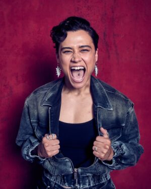 Katy O'Brian Instagram - Shoutout to @entertainmentweekly for throwing the best party ever. Packed with people I know & love. 

Headshot @instamaxmonty 
Fashion @itsamandalim @lucakingston 
Glam @robscheppy 
PR @canditita @derekills @imprintpr
