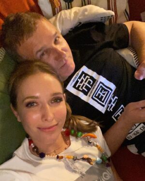 Katya Osadcha Instagram - Наша річниця 💔 сім років з дня нашого спонтанного розпису. 
Я кругла, як кулька 😅 за два тижні до народження Івана, але Юра скомандував, що маємо розписатися, а раніше часу звичайно не знайшлось 😇 
Тому в лютому по страшенній ожеледиці ми поковзали в РАКС 😂

@gorbunovyuriy дякую тобі за наші 7 років, за наш весь час разом, наші спогади і всі негаразди, що долаємо разом, наших хлопців  і твою підтримку в будь-якому моєму розпачі. 
Love you to the moon and back ✨