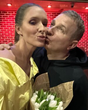 Katya Osadcha Instagram - Мій Юрко, коханий, з Днем народження! 

Коли проголошували відновлення Незалежності України тобі був 21 рік, вже закінчив інститут, разом з однолітками брали участь в революції на граніті в Києві і тільки можу уявити, якою очікуваною була Незалежність і як ти радів (хотіла б тоді це бачити на власні очі!) 

Зараз в нас щороку вподвійне свято і я неймовірно вдячна долі, що я з тобою поруч 

Ти найкращий тато в світі для наших хлопців і те, як вони готувалися до твого Дня народження, це особливий прояв любові. 

З Днем народження, мій Юрко, дякую, що терпиш мене і тільки ти знаєш, що в цьому «терпиш» 😇

Люблю тебе ❤️