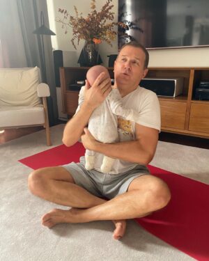 Katya Osadcha Instagram - Мій Юрко, коханий, з Днем народження! 

Коли проголошували відновлення Незалежності України тобі був 21 рік, вже закінчив інститут, разом з однолітками брали участь в революції на граніті в Києві і тільки можу уявити, якою очікуваною була Незалежність і як ти радів (хотіла б тоді це бачити на власні очі!) 

Зараз в нас щороку вподвійне свято і я неймовірно вдячна долі, що я з тобою поруч 

Ти найкращий тато в світі для наших хлопців і те, як вони готувалися до твого Дня народження, це особливий прояв любові. 

З Днем народження, мій Юрко, дякую, що терпиш мене і тільки ти знаєш, що в цьому «терпиш» 😇

Люблю тебе ❤️