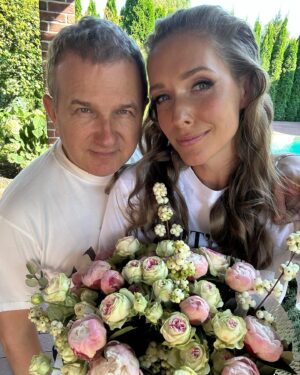 Katya Osadcha Instagram - Мій Юрко, коханий, з Днем народження! 

Коли проголошували відновлення Незалежності України тобі був 21 рік, вже закінчив інститут, разом з однолітками брали участь в революції на граніті в Києві і тільки можу уявити, якою очікуваною була Незалежність і як ти радів (хотіла б тоді це бачити на власні очі!) 

Зараз в нас щороку вподвійне свято і я неймовірно вдячна долі, що я з тобою поруч 

Ти найкращий тато в світі для наших хлопців і те, як вони готувалися до твого Дня народження, це особливий прояв любові. 

З Днем народження, мій Юрко, дякую, що терпиш мене і тільки ти знаєш, що в цьому «терпиш» 😇

Люблю тебе ❤️