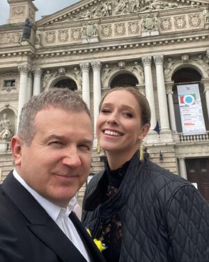 Katya Osadcha Instagram - Мій Юрко, коханий, з Днем народження! 

Коли проголошували відновлення Незалежності України тобі був 21 рік, вже закінчив інститут, разом з однолітками брали участь в революції на граніті в Києві і тільки можу уявити, якою очікуваною була Незалежність і як ти радів (хотіла б тоді це бачити на власні очі!) 

Зараз в нас щороку вподвійне свято і я неймовірно вдячна долі, що я з тобою поруч 

Ти найкращий тато в світі для наших хлопців і те, як вони готувалися до твого Дня народження, це особливий прояв любові. 

З Днем народження, мій Юрко, дякую, що терпиш мене і тільки ти знаєш, що в цьому «терпиш» 😇

Люблю тебе ❤️