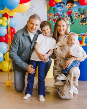 Katya Osadcha Instagram - Мій Юрко, коханий, з Днем народження! 

Коли проголошували відновлення Незалежності України тобі був 21 рік, вже закінчив інститут, разом з однолітками брали участь в революції на граніті в Києві і тільки можу уявити, якою очікуваною була Незалежність і як ти радів (хотіла б тоді це бачити на власні очі!) 

Зараз в нас щороку вподвійне свято і я неймовірно вдячна долі, що я з тобою поруч 

Ти найкращий тато в світі для наших хлопців і те, як вони готувалися до твого Дня народження, це особливий прояв любові. 

З Днем народження, мій Юрко, дякую, що терпиш мене і тільки ти знаєш, що в цьому «терпиш» 😇

Люблю тебе ❤️