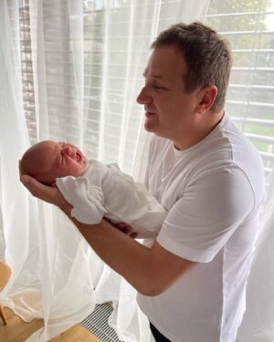 Katya Osadcha Instagram - Мій Юрко, коханий, з Днем народження! 

Коли проголошували відновлення Незалежності України тобі був 21 рік, вже закінчив інститут, разом з однолітками брали участь в революції на граніті в Києві і тільки можу уявити, якою очікуваною була Незалежність і як ти радів (хотіла б тоді це бачити на власні очі!) 

Зараз в нас щороку вподвійне свято і я неймовірно вдячна долі, що я з тобою поруч 

Ти найкращий тато в світі для наших хлопців і те, як вони готувалися до твого Дня народження, це особливий прояв любові. 

З Днем народження, мій Юрко, дякую, що терпиш мене і тільки ти знаєш, що в цьому «терпиш» 😇

Люблю тебе ❤️