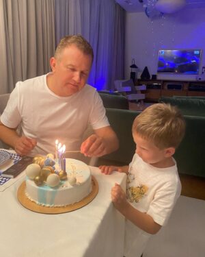 Katya Osadcha Instagram - Мій Юрко, коханий, з Днем народження! 

Коли проголошували відновлення Незалежності України тобі був 21 рік, вже закінчив інститут, разом з однолітками брали участь в революції на граніті в Києві і тільки можу уявити, якою очікуваною була Незалежність і як ти радів (хотіла б тоді це бачити на власні очі!) 

Зараз в нас щороку вподвійне свято і я неймовірно вдячна долі, що я з тобою поруч 

Ти найкращий тато в світі для наших хлопців і те, як вони готувалися до твого Дня народження, це особливий прояв любові. 

З Днем народження, мій Юрко, дякую, що терпиш мене і тільки ти знаєш, що в цьому «терпиш» 😇

Люблю тебе ❤️