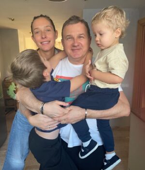 Katya Osadcha Instagram - Наш хлопчик, наш найніжніший хлопчик, наш Данилко з Днем народження з твоїми триріччям! 

Три роки тому я везла себе в пологовий, Данилко вирішив народитися на 38 тижні, що було абсолютною несподіванкою 😅 
З співроку почалась велика війна і Данилко ріс в переїздах, нових знаннях про ракети і тривоги, але ми робили все, щоб кожен день був щасливий попри все. 

Немає таких слів, щоб описати, як ми вдячні Всесвіту, що ти в нас є, як ти щодня біжиш на зустріч і ці моменти я хочу запам’ятати на все життя. 

Я хотіла дівчинку, але вже перепрошувала в тебе, що засмутилась, адже ти найкращий хлопчик в світі ❤️ 

Дякуємо, що ти обрав нас 

Наш Данилко, з Днем народження 

Твої батьки ❤️