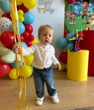 Katya Osadcha Instagram - Наш хлопчик, наш найніжніший хлопчик, наш Данилко з Днем народження з твоїми триріччям! 

Три роки тому я везла себе в пологовий, Данилко вирішив народитися на 38 тижні, що було абсолютною несподіванкою 😅 
З співроку почалась велика війна і Данилко ріс в переїздах, нових знаннях про ракети і тривоги, але ми робили все, щоб кожен день був щасливий попри все. 

Немає таких слів, щоб описати, як ми вдячні Всесвіту, що ти в нас є, як ти щодня біжиш на зустріч і ці моменти я хочу запам’ятати на все життя. 

Я хотіла дівчинку, але вже перепрошувала в тебе, що засмутилась, адже ти найкращий хлопчик в світі ❤️ 

Дякуємо, що ти обрав нас 

Наш Данилко, з Днем народження 

Твої батьки ❤️