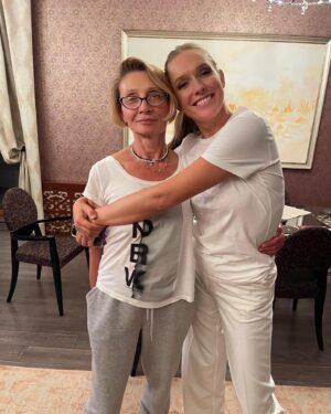 Katya Osadcha Instagram - Мамо, з Днем народження!!!! 

Я щороку не втомлююсь повторювати, що ти для мене абсолютний приклад жінки, що іде в ногу з часом, потрібно сісти за кермо - добре, потрібно опанувати всі гаджети - звичайно, болить спина - йога. І це не про можливості, це про бажання!!! 

Дякую що ти така, любимо нашу маму, і навіть складно вимовити :) тричі бабусю