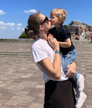 Katya Osadcha Instagram - Наш хлопчик, наш найніжніший хлопчик, наш Данилко з Днем народження з твоїми триріччям! 

Три роки тому я везла себе в пологовий, Данилко вирішив народитися на 38 тижні, що було абсолютною несподіванкою 😅 
З співроку почалась велика війна і Данилко ріс в переїздах, нових знаннях про ракети і тривоги, але ми робили все, щоб кожен день був щасливий попри все. 

Немає таких слів, щоб описати, як ми вдячні Всесвіту, що ти в нас є, як ти щодня біжиш на зустріч і ці моменти я хочу запам’ятати на все життя. 

Я хотіла дівчинку, але вже перепрошувала в тебе, що засмутилась, адже ти найкращий хлопчик в світі ❤️ 

Дякуємо, що ти обрав нас 

Наш Данилко, з Днем народження 

Твої батьки ❤️