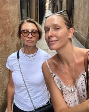 Katya Osadcha Instagram - Мамо, з Днем народження!!!! 

Я щороку не втомлююсь повторювати, що ти для мене абсолютний приклад жінки, що іде в ногу з часом, потрібно сісти за кермо - добре, потрібно опанувати всі гаджети - звичайно, болить спина - йога. І це не про можливості, це про бажання!!! 

Дякую що ти така, любимо нашу маму, і навіть складно вимовити :) тричі бабусю