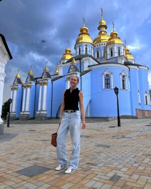 Katya Osadcha Instagram - З Днем відновлення твоєї НЕЗАЛЕЖНОСТІ, моя Україно! ❤️🇺🇦

Незалежність для людини, що стає самостійною - це вміння відповідати за себе, не озиратися на сусіда, розроряжатися своїми грошима, мати друзів, але не залежати від їх думки, жити окремо, жити своє доросле, іноді дуже складне життя 
І це все про становлення країни, нашої України, 33 роки це по міркам країни мало, а 300 років боротьби за неї - багато. 

Сьогодні дякуємо нашим героям, хто в ці хвилини боронить нашу землю і схиляємо голову перед кожним, хто називав себе українцем в різних її кордонах всі століття боротьби за державність 
Наші пращури вірили в те, що ми можемо бути окремою країною і ми нею стали, тому маємо щохвилини захищати своє! 

Дякую кожному з вас, хто читає цей допис, за те, що ви українці! ❤️🇺🇦 Зі святом