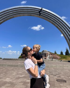 Katya Osadcha Instagram - З Днем відновлення твоєї НЕЗАЛЕЖНОСТІ, моя Україно! ❤️🇺🇦

Незалежність для людини, що стає самостійною - це вміння відповідати за себе, не озиратися на сусіда, розроряжатися своїми грошима, мати друзів, але не залежати від їх думки, жити окремо, жити своє доросле, іноді дуже складне життя 
І це все про становлення країни, нашої України, 33 роки це по міркам країни мало, а 300 років боротьби за неї - багато. 

Сьогодні дякуємо нашим героям, хто в ці хвилини боронить нашу землю і схиляємо голову перед кожним, хто називав себе українцем в різних її кордонах всі століття боротьби за державність 
Наші пращури вірили в те, що ми можемо бути окремою країною і ми нею стали, тому маємо щохвилини захищати своє! 

Дякую кожному з вас, хто читає цей допис, за те, що ви українці! ❤️🇺🇦 Зі святом
