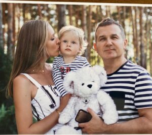 Katya Osadcha Instagram - Івасику сьогодні 7. 

Івасик, наш хлопчик, з Днем народження. 
Ти наша радість і тренажер для нервів одночасно 😂 
Розумний, сміливий, ніжний і водночас норовниливий. 
Знаю, що іноді твоя позиція нас доводить до сказу, але точно це те, що дуже потрібно в дорослому житті. 

Любимо тебе наш хлопчик і пишаємося яким ти ростеш! ❤️
Твої Мама і Тато ❤️
