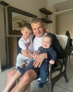 Katya Osadcha Instagram - Тато, тато, тато, тато ….
 
В цей день тата хочеться тільки одного, щоб діти мали змогу щодня обнімати своїх татусів… 

І найголовніше в цей день - 
здоров’я і сил всім українським татусям, всі хто боронить нашу землю, всім хто збирає грощі, доставляє, невтомно працює, тримає з усіх сил робочі місця, збирає хліб, кермує потягом, працює працює працює, аби було наше спільне майбутнє 

Татусі ❤️ з вашим днем