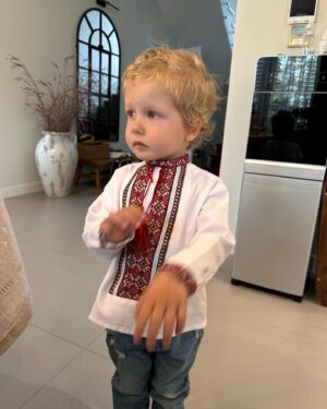 Katya Osadcha Instagram - З Днем відновлення твоєї НЕЗАЛЕЖНОСТІ, моя Україно! ❤️🇺🇦

Незалежність для людини, що стає самостійною - це вміння відповідати за себе, не озиратися на сусіда, розроряжатися своїми грошима, мати друзів, але не залежати від їх думки, жити окремо, жити своє доросле, іноді дуже складне життя 
І це все про становлення країни, нашої України, 33 роки це по міркам країни мало, а 300 років боротьби за неї - багато. 

Сьогодні дякуємо нашим героям, хто в ці хвилини боронить нашу землю і схиляємо голову перед кожним, хто називав себе українцем в різних її кордонах всі століття боротьби за державність 
Наші пращури вірили в те, що ми можемо бути окремою країною і ми нею стали, тому маємо щохвилини захищати своє! 

Дякую кожному з вас, хто читає цей допис, за те, що ви українці! ❤️🇺🇦 Зі святом
