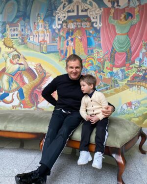 Katya Osadcha Instagram - Тато, тато, тато, тато ….
 
В цей день тата хочеться тільки одного, щоб діти мали змогу щодня обнімати своїх татусів… 

І найголовніше в цей день - 
здоров’я і сил всім українським татусям, всі хто боронить нашу землю, всім хто збирає грощі, доставляє, невтомно працює, тримає з усіх сил робочі місця, збирає хліб, кермує потягом, працює працює працює, аби було наше спільне майбутнє 

Татусі ❤️ з вашим днем