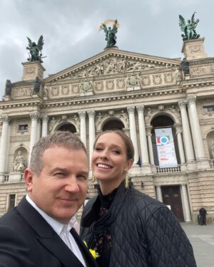 Katya Osadcha Instagram - Наша річниця 💔 сім років з дня нашого спонтанного розпису. 
Я кругла, як кулька 😅 за два тижні до народження Івана, але Юра скомандував, що маємо розписатися, а раніше часу звичайно не знайшлось 😇 
Тому в лютому по страшенній ожеледиці ми поковзали в РАКС 😂

@gorbunovyuriy дякую тобі за наші 7 років, за наш весь час разом, наші спогади і всі негаразди, що долаємо разом, наших хлопців  і твою підтримку в будь-якому моєму розпачі. 
Love you to the moon and back ✨