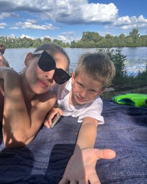 Katya Osadcha Instagram - З Днем відновлення твоєї НЕЗАЛЕЖНОСТІ, моя Україно! ❤️🇺🇦

Незалежність для людини, що стає самостійною - це вміння відповідати за себе, не озиратися на сусіда, розроряжатися своїми грошима, мати друзів, але не залежати від їх думки, жити окремо, жити своє доросле, іноді дуже складне життя 
І це все про становлення країни, нашої України, 33 роки це по міркам країни мало, а 300 років боротьби за неї - багато. 

Сьогодні дякуємо нашим героям, хто в ці хвилини боронить нашу землю і схиляємо голову перед кожним, хто називав себе українцем в різних її кордонах всі століття боротьби за державність 
Наші пращури вірили в те, що ми можемо бути окремою країною і ми нею стали, тому маємо щохвилини захищати своє! 

Дякую кожному з вас, хто читає цей допис, за те, що ви українці! ❤️🇺🇦 Зі святом
