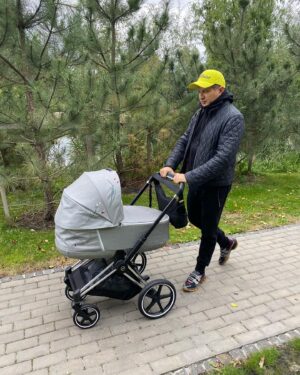 Katya Osadcha Instagram - Тато, тато, тато, тато ….
 
В цей день тата хочеться тільки одного, щоб діти мали змогу щодня обнімати своїх татусів… 

І найголовніше в цей день - 
здоров’я і сил всім українським татусям, всі хто боронить нашу землю, всім хто збирає грощі, доставляє, невтомно працює, тримає з усіх сил робочі місця, збирає хліб, кермує потягом, працює працює працює, аби було наше спільне майбутнє 

Татусі ❤️ з вашим днем
