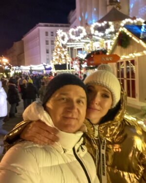 Katya Osadcha Instagram - Наша річниця 💔 сім років з дня нашого спонтанного розпису. 
Я кругла, як кулька 😅 за два тижні до народження Івана, але Юра скомандував, що маємо розписатися, а раніше часу звичайно не знайшлось 😇 
Тому в лютому по страшенній ожеледиці ми поковзали в РАКС 😂

@gorbunovyuriy дякую тобі за наші 7 років, за наш весь час разом, наші спогади і всі негаразди, що долаємо разом, наших хлопців  і твою підтримку в будь-якому моєму розпачі. 
Love you to the moon and back ✨