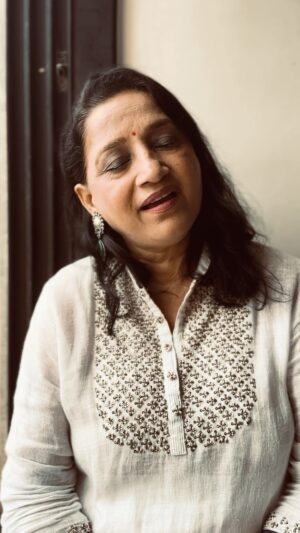 Kavita Seth Instagram - “Jo guzar gaya, so guzar gaya”
These lines by Bashir Badr saab have always haunted me!
I hope you like my rendition :)
You can listen to my album version on all digital platforms.
.
.
.
Keys & Guitar - @sayor_dabba_ghosh