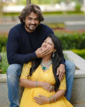 Kavitha Gowda Instagram - Gund-ammana magu mari gundamma or gundappa ?
.
Jewellery : @beadedtreasuresjewelry 

Styling: @likitha_suresh_
Outfit: @rithithedesignstudio

Photography: @akash_._photography_ akash_._photography_