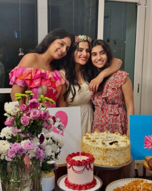 Kavya Kalyanram Instagram - Surround yourself with the best people and you’ll always have the best time! ✨
My birthday was yet another amazing day for me with my most favourites and lots of cakeee 🥰♥️
Thank you you all for making my every day wonderful and all the more my birthday 
Anddd of course thank you to everyone who wished me sent their warmest regards 🤗