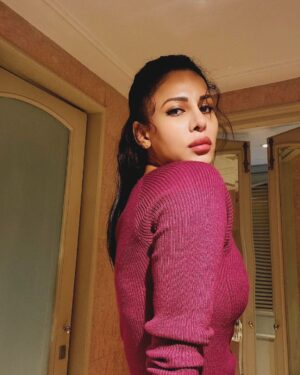 Kavya Keeran Instagram - Fashions fade, style is eternal 🤩
.
.
.
.

#instagood #igdaily #class #fypage #glamlovers #ig #glamour #explorepage #asthetic  #ootd #kavyakeeran