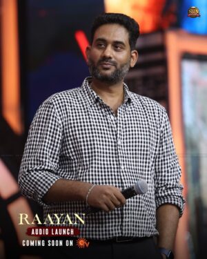 Kavya Sriram Instagram - The stellar crew of #Raayan sharing their moment at #RaayanAudioLaunch! 🙌🏾🔥

#Raayan Audio Launch coming soon on Sun TV 🔥 

@jacki_artdirector @peterheinoffl @editor_prasannagk @kavyasriraam #RaayanFromJuly26