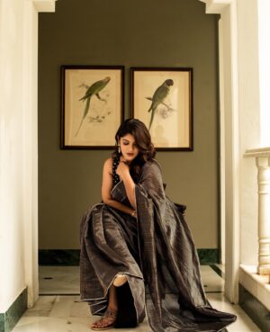 Kavya Sriram Instagram - The magic that she is🖤
@aparna.balamurali stuns in @_deepthee_ ✨

Jewellery - @sheetalzaveribyvithaldas 
Photography - @palaniappansubramanyam 
Assisted by @kayal_sembian & @_.kaviyavelusamy_ 
Makeup - @snehamnj 
Hair - @ganesh_hair_architect @highlights.and.contours