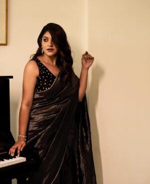 Kavya Sriram Instagram - The magic that she is🖤
@aparna.balamurali stuns in @_deepthee_ ✨

Jewellery - @sheetalzaveribyvithaldas 
Photography - @palaniappansubramanyam 
Assisted by @kayal_sembian & @_.kaviyavelusamy_ 
Makeup - @snehamnj 
Hair - @ganesh_hair_architect @highlights.and.contours